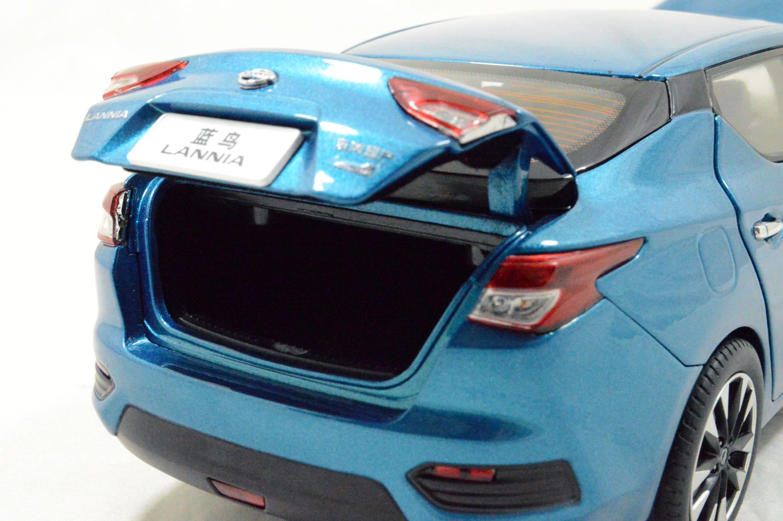 Nissan Lannia 2015 1/18 Scale Diecast Model Car Wholesale Paudi Model