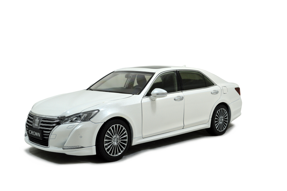 Toyota Crown 2015 1/18 Scale Diecast Model Car Wholesale - Image 2