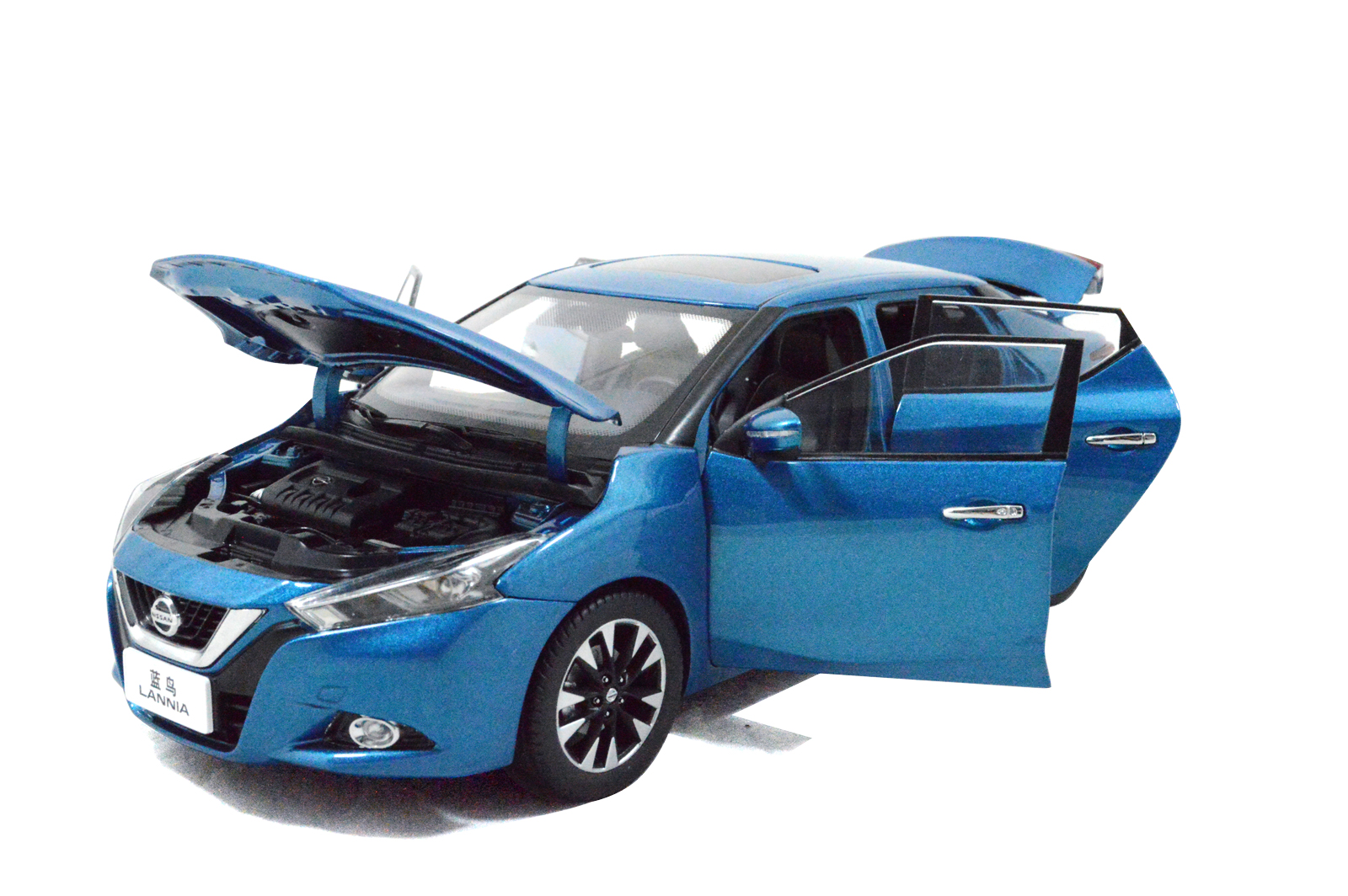 Nissan Lannia 2015 1/18 Scale Diecast Model Car Wholesale Paudi Model