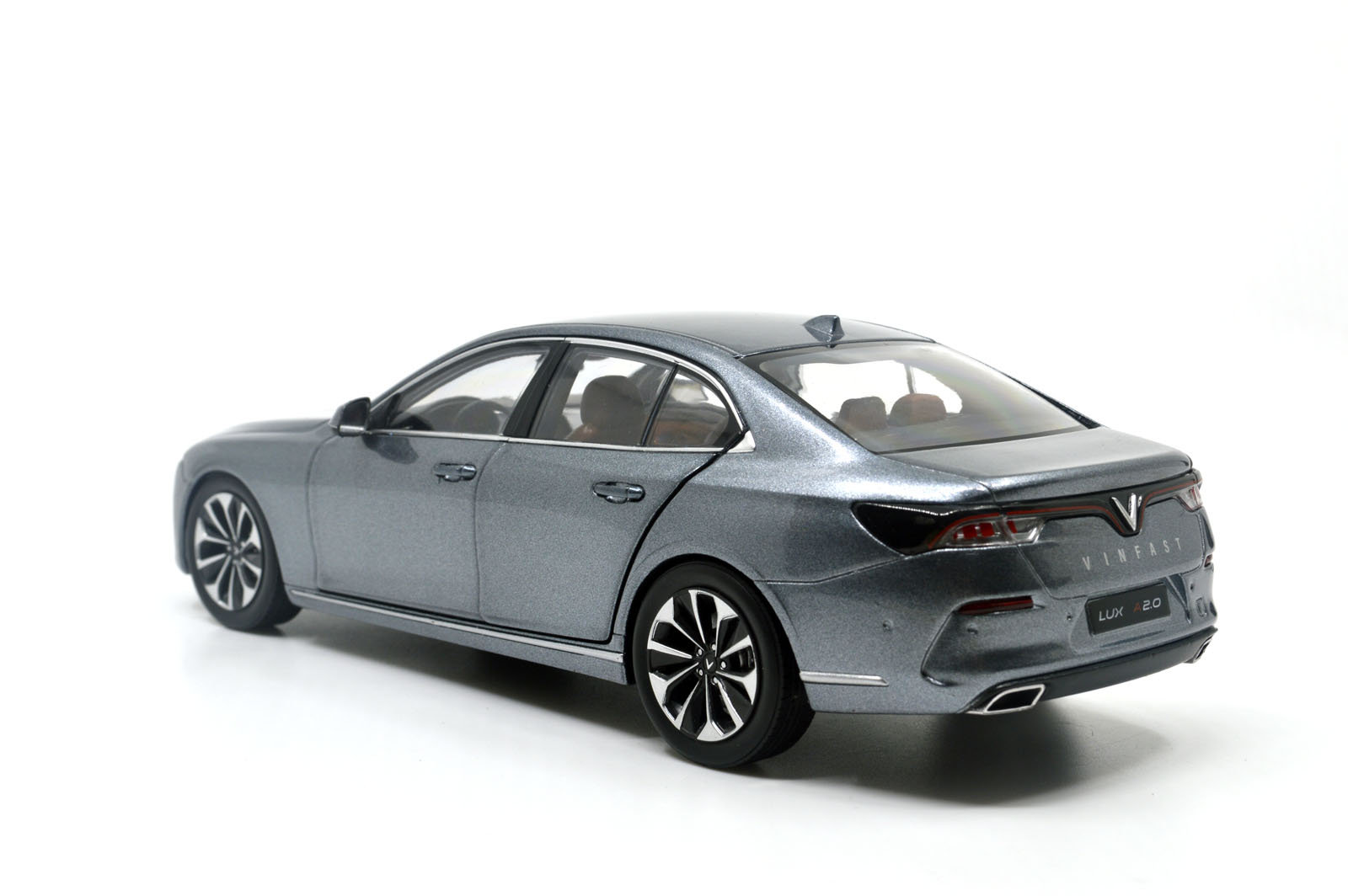 VINFAST-LUX-A2.0-SEDAN_03