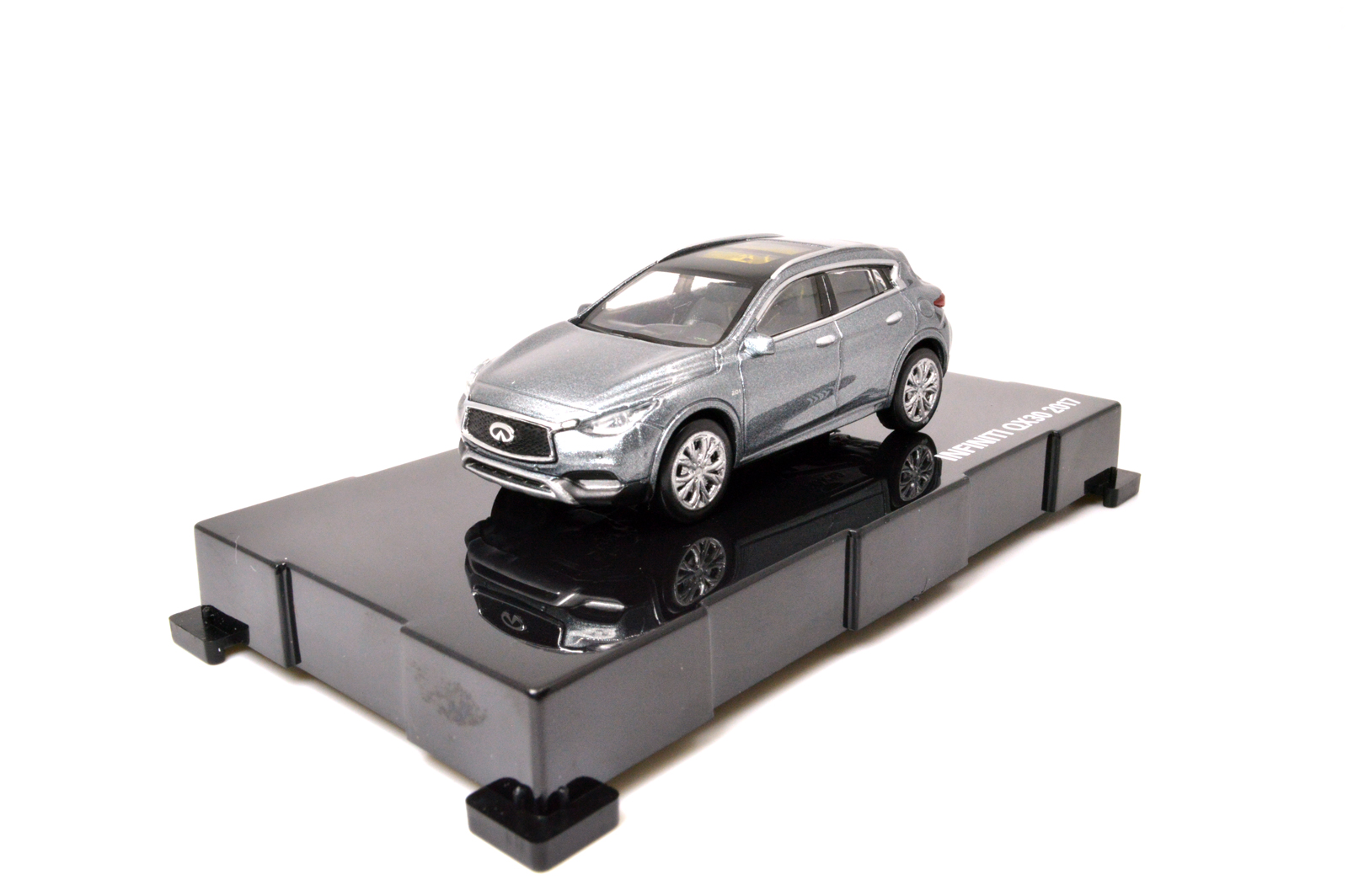 1:64 英菲尼迪 QX30 2016 合金模型车 - Image 4