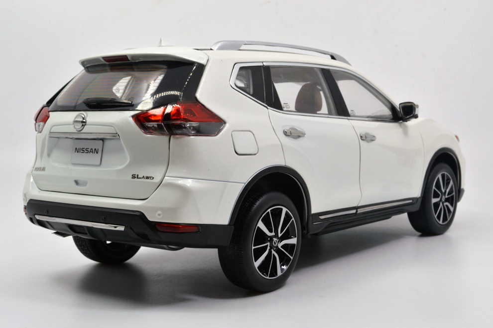 1/18 nissan rogue white back
