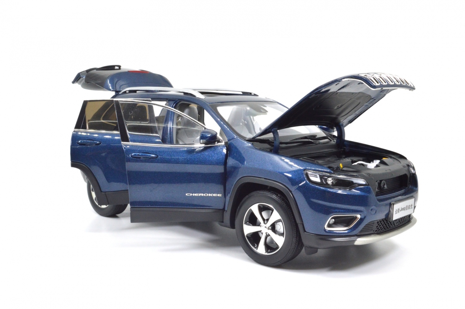 118 Scale Jeep Cherokee 2019 Paudi Model High Quality Diecast Model